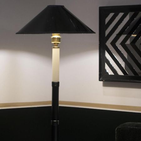 Monsieur George Hotel & Spa - Champs-Elysees Paříž Exteriér fotografie Floor lamp