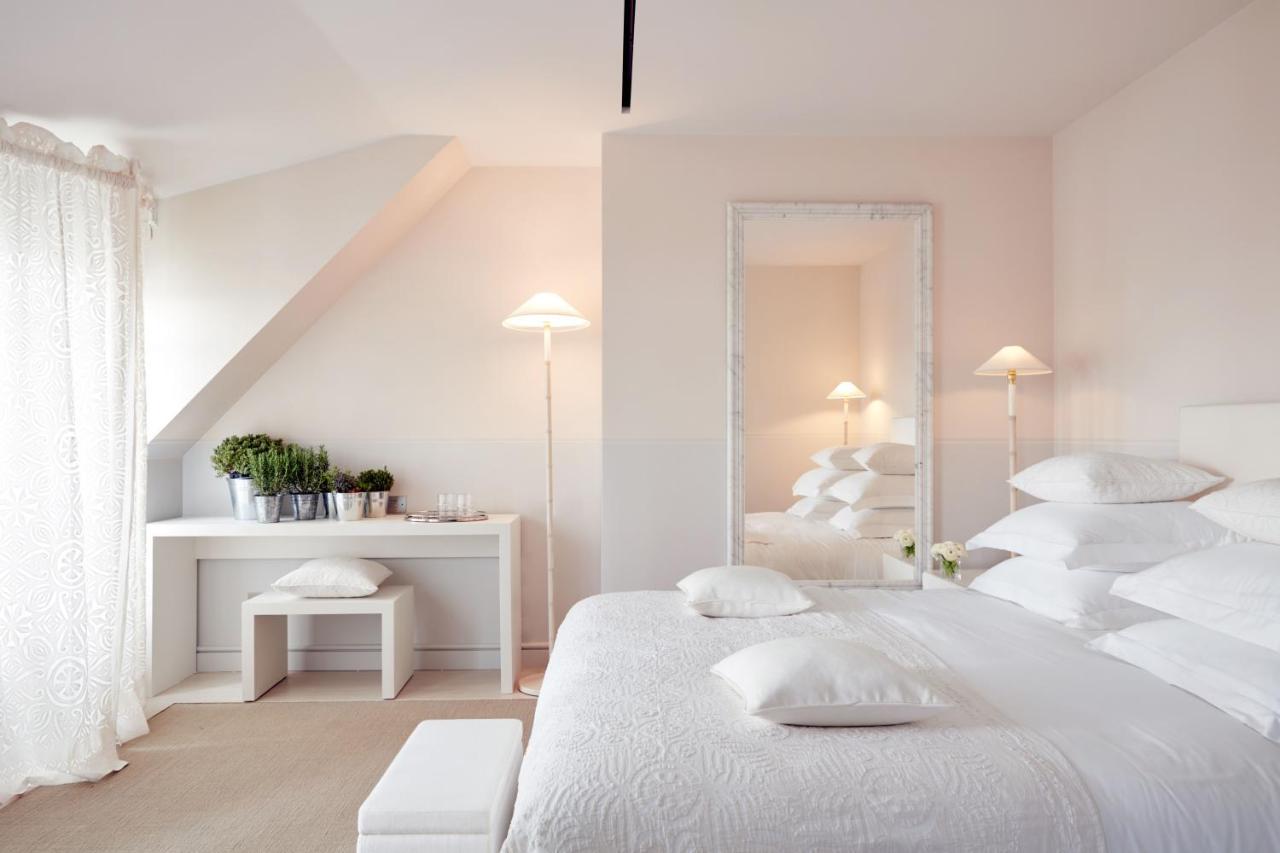 Monsieur George Hotel & Spa - Champs-Elysees Paříž Exteriér fotografie A bedroom in the Hotel de l'Europe