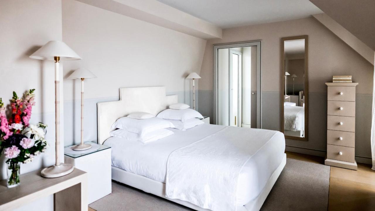 Monsieur George Hotel & Spa - Champs-Elysees Paříž Exteriér fotografie A bedroom at the hotel