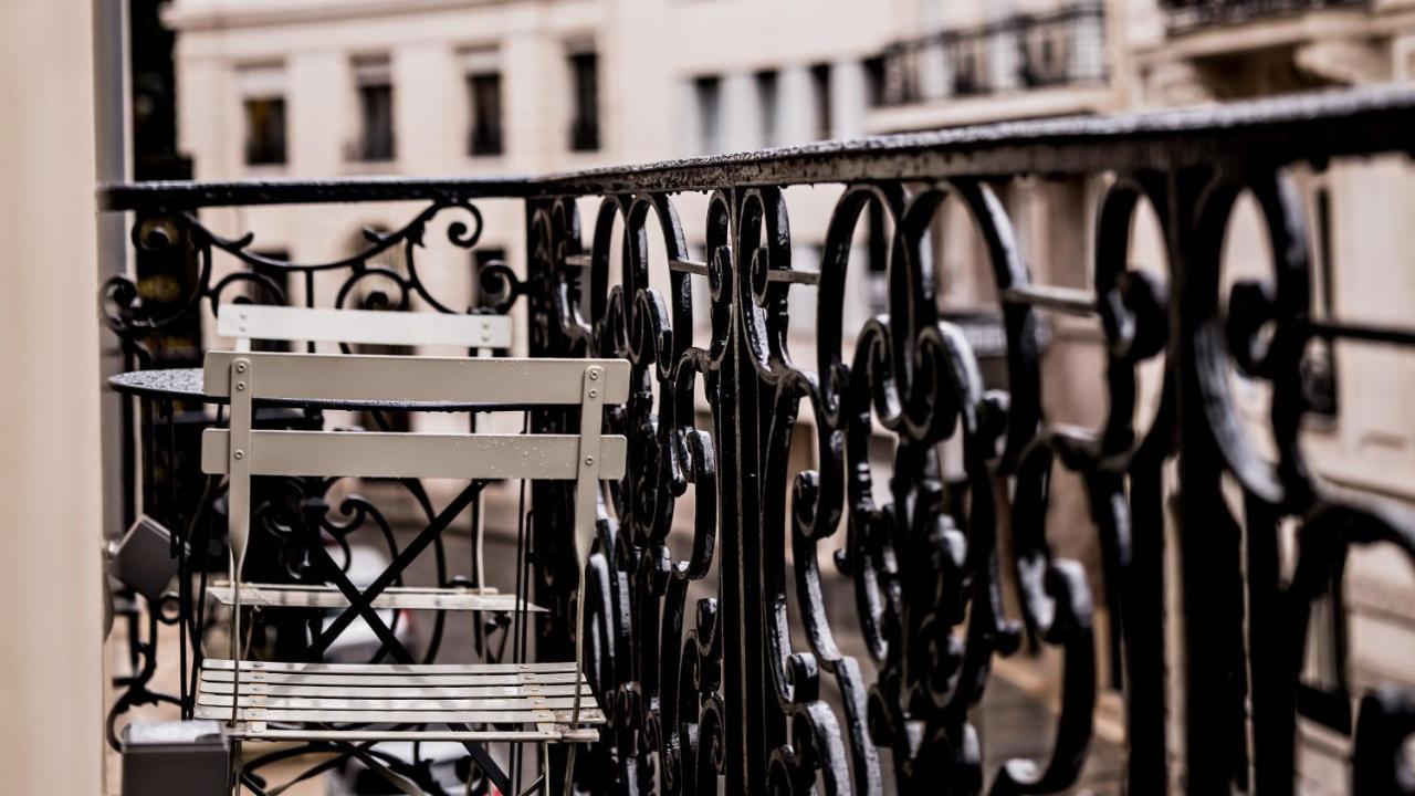 Monsieur George Hotel & Spa - Champs-Elysees Paříž Exteriér fotografie Ironwork on the balcony of a house in Paris
