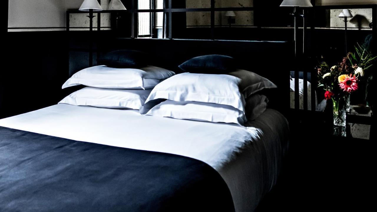 Monsieur George Hotel & Spa - Champs-Elysees Paříž Exteriér fotografie A bed with a duvet