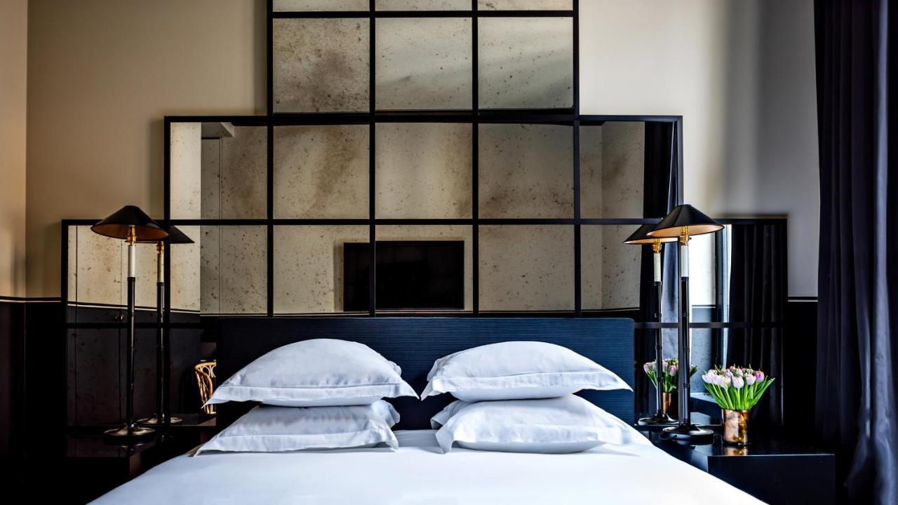 Monsieur George Hotel & Spa - Champs-Elysees Paříž Exteriér fotografie A bedroom at the Hotel