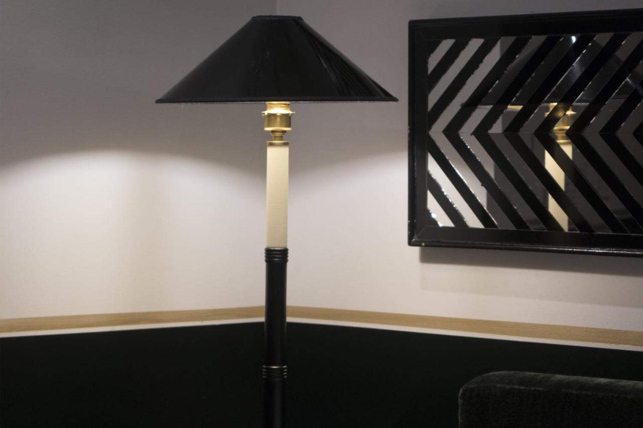 Monsieur George Hotel & Spa - Champs-Elysees Paříž Exteriér fotografie Floor lamp