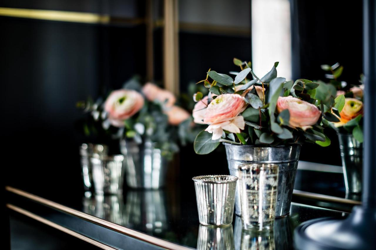 Monsieur George Hotel & Spa - Champs-Elysees Paříž Exteriér fotografie Flowers at the 2018 Nobel Prize press conference